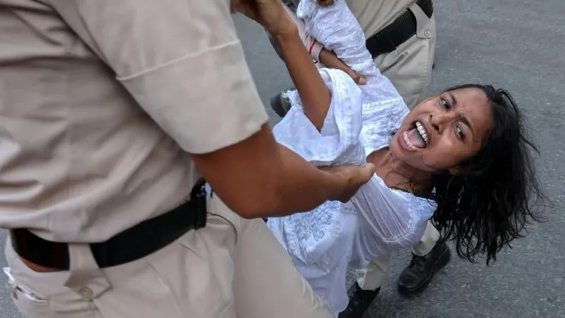 Woman dragged by female cop